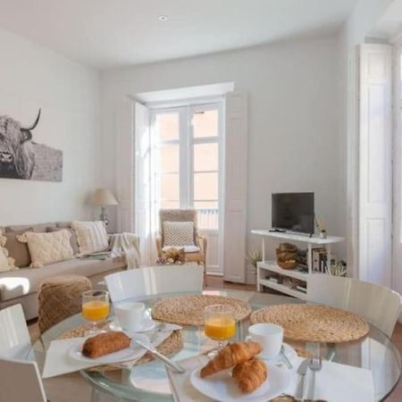 Chic Casa Cathedral At Calle Fresca 2-Bedroom Apartment In Malaga City Center Exterior foto