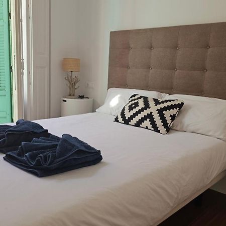 Chic Casa Cathedral At Calle Fresca 2-Bedroom Apartment In Malaga City Center Exterior foto