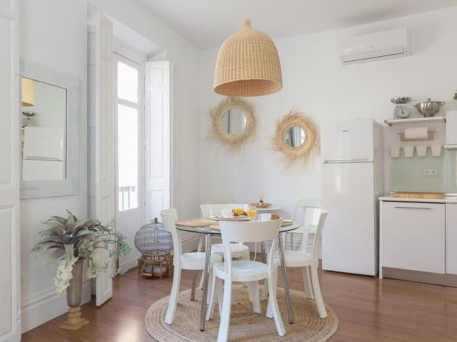 Chic Casa Cathedral At Calle Fresca 2-Bedroom Apartment In Malaga City Center Exterior foto