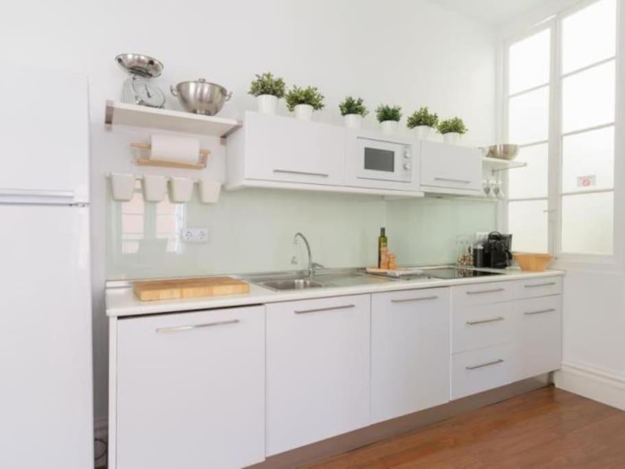 Chic Casa Cathedral At Calle Fresca 2-Bedroom Apartment In Malaga City Center Exterior foto