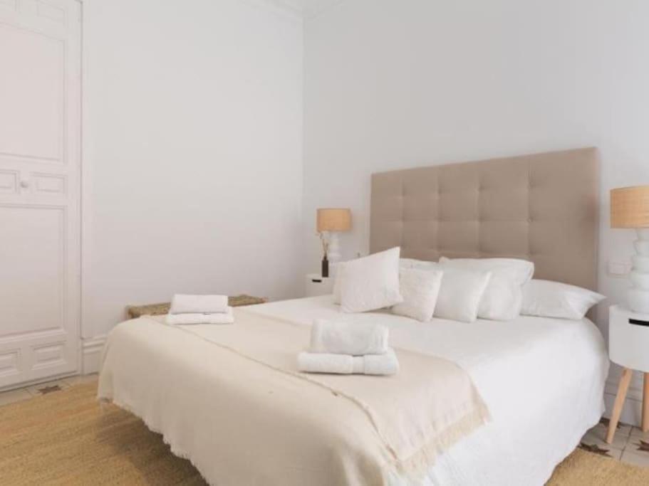 Chic Casa Cathedral At Calle Fresca 2-Bedroom Apartment In Malaga City Center Exterior foto