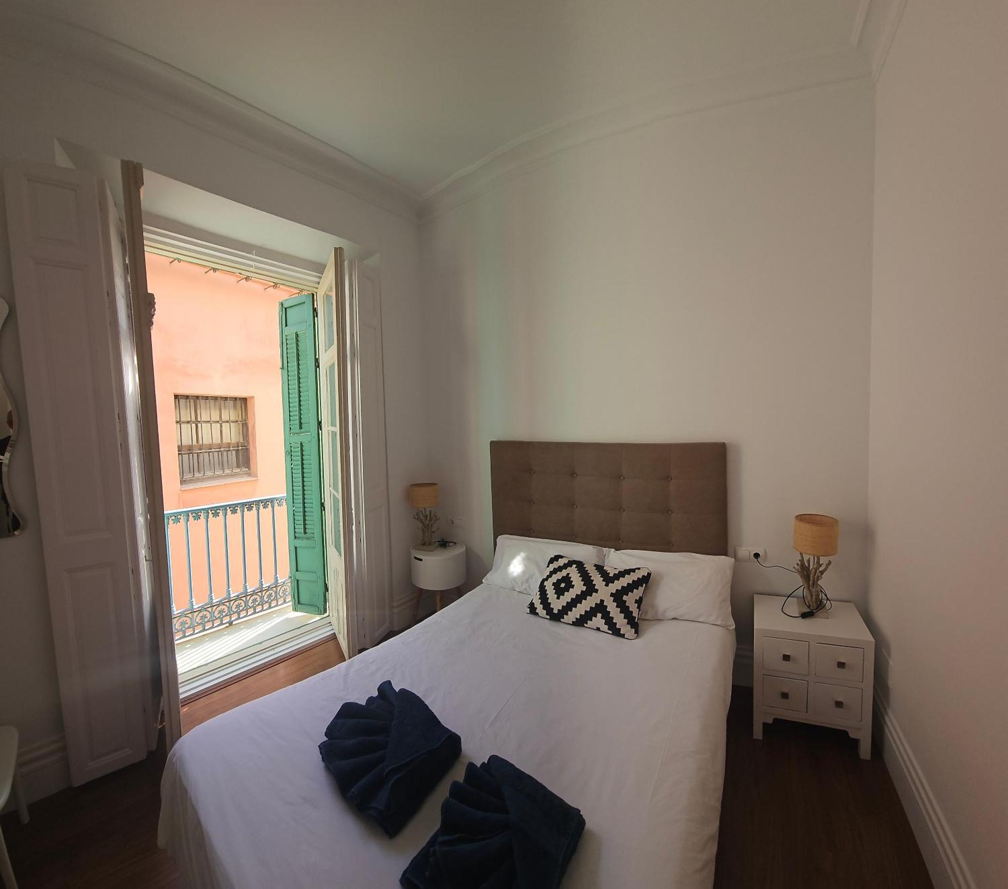 Chic Casa Cathedral At Calle Fresca 2-Bedroom Apartment In Malaga City Center Exterior foto