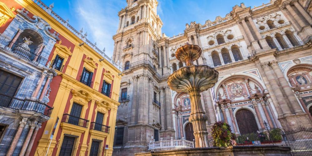 Chic Casa Cathedral At Calle Fresca 2-Bedroom Apartment In Malaga City Center Exterior foto